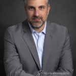 Homme posant pour une séance corporate au studio Bérengère à Montesson