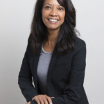 Femme posant pour une séance corporate au studio Bérengère à Montesson