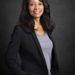 Femme posant pour une séance corporate au studio Bérengère à Montesson