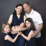 Famille posant lors d'un shooting nouveau-né au studio Bérengère