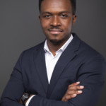 Homme posant lors d'une séance corporate au studio Bérengère