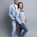 Couple posant lors d'une séance grossesse au studio