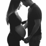 Couple posant lors d'un shooting grossesse au studio