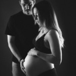 Couple lors d'une séance grossesse au studio